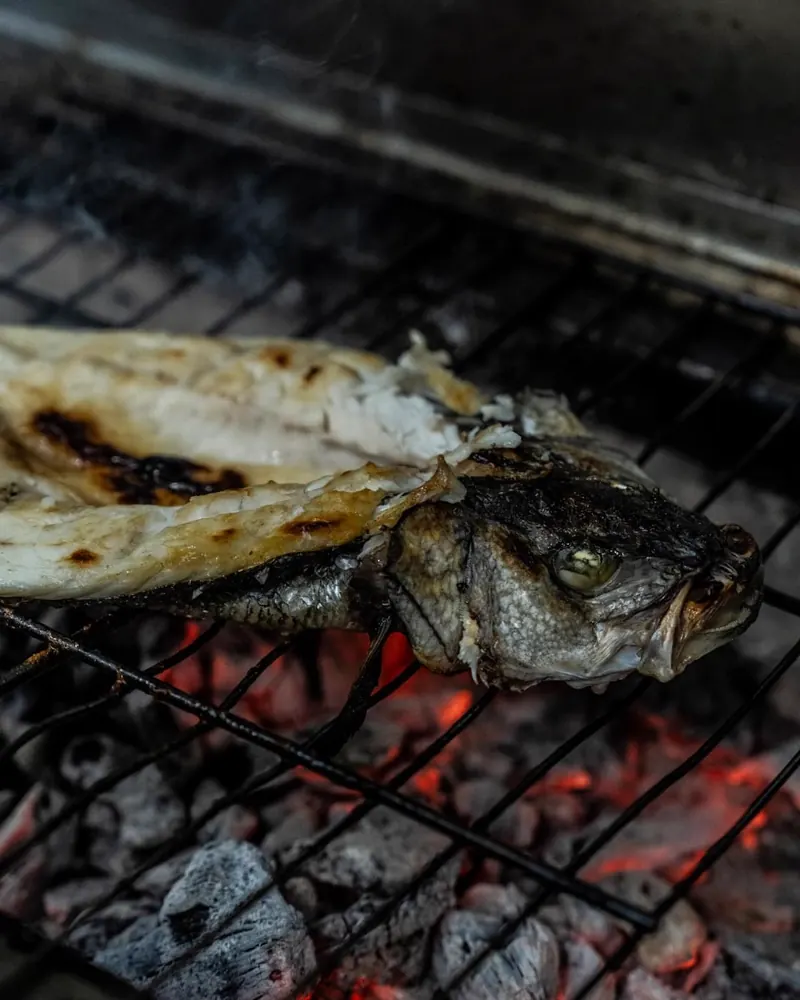 Pescado abierto sobre la parrilla de carbón en du Liban, La Moraleja