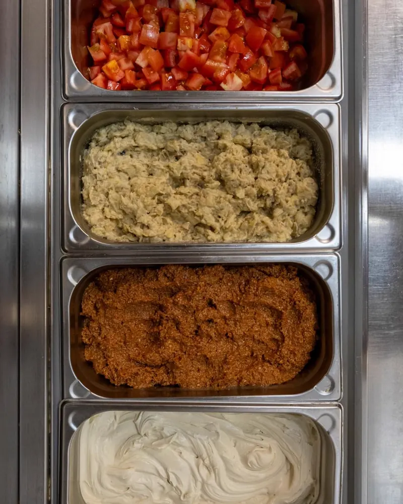 Labneh, muhammara, moutabal y tomate en cuencos — du Liban, Plaza de la Moraleja