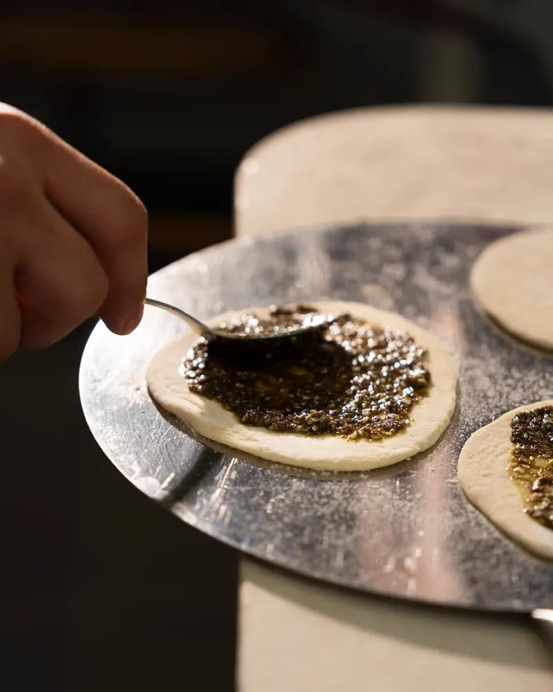 Preparando el manoucheh de zaatar y labneh en el restaurante libanés du Liban de Alcobendas