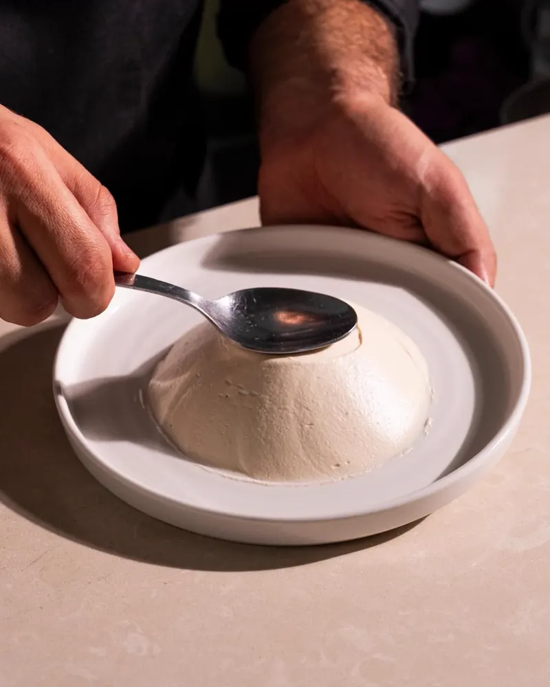 Terminando el Mhalabieh, postre de leche — du Liban, Plaza de la Moraleja