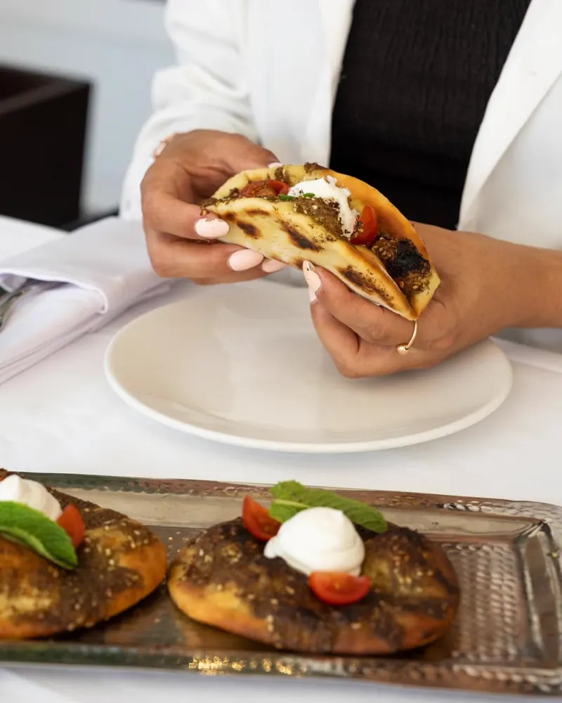 Manakish de zaatar con labneh recién servido en el restaurante libanés du Liban de Alcobendas