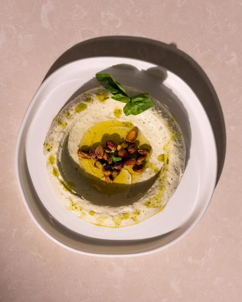 Hummus bil pesto con pesto de pistacho, visto desde arriba en el restaurante libanés du Liban de Alcobendas
