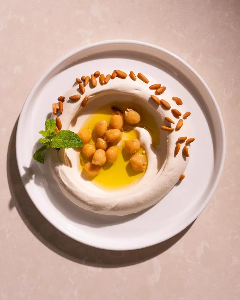 Hummus clásico con garbanzos y piñones — du Liban, Plaza de la Moraleja