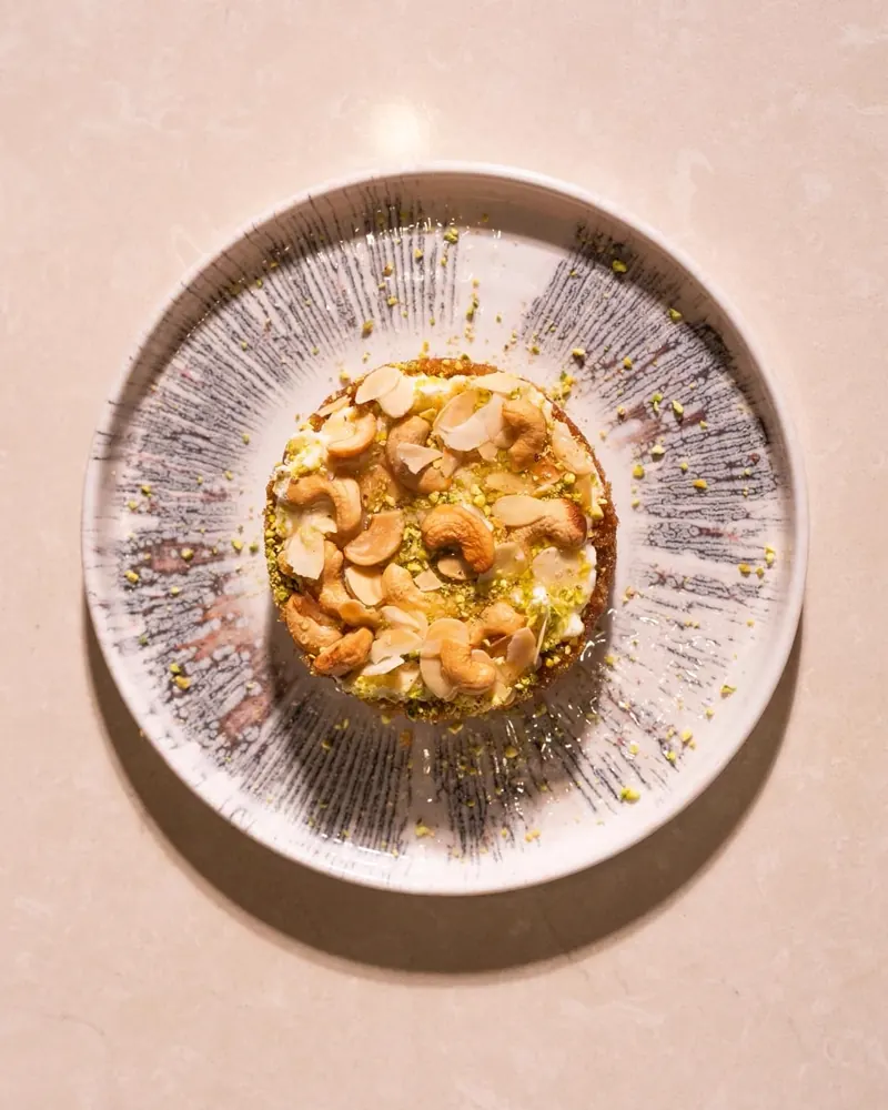 Aish el Saraya con frutos secos caramelizados en el restaurante libanés du Liban de Alcobendas
