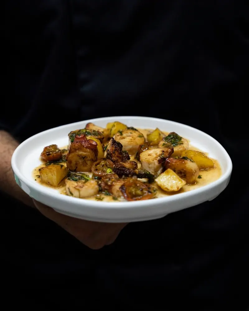 Okhtobut Mashwi servido en su plato — du Liban, Plaza de la Moraleja