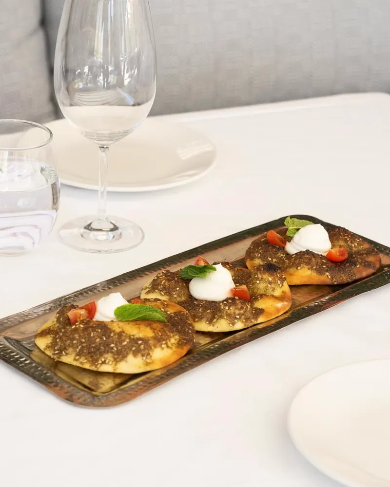 Zaatar y labneh manoucheh recién hecho en du Liban, La Moraleja