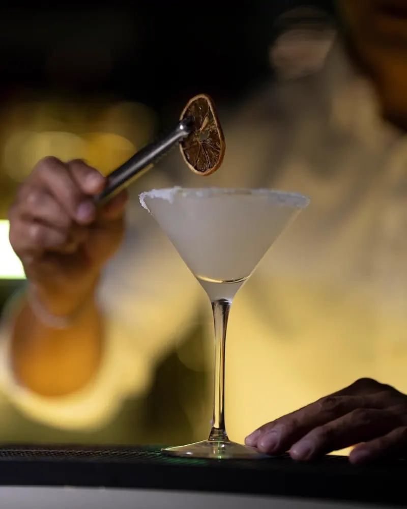 Arak sour servido en copa en el restaurante libanés du Liban de Alcobendas