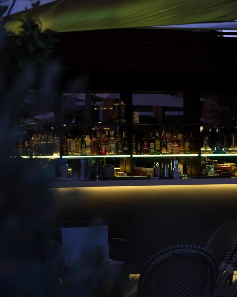 Terraza con barra abierta de noche en el restaurante libanés du Liban de Alcobendas