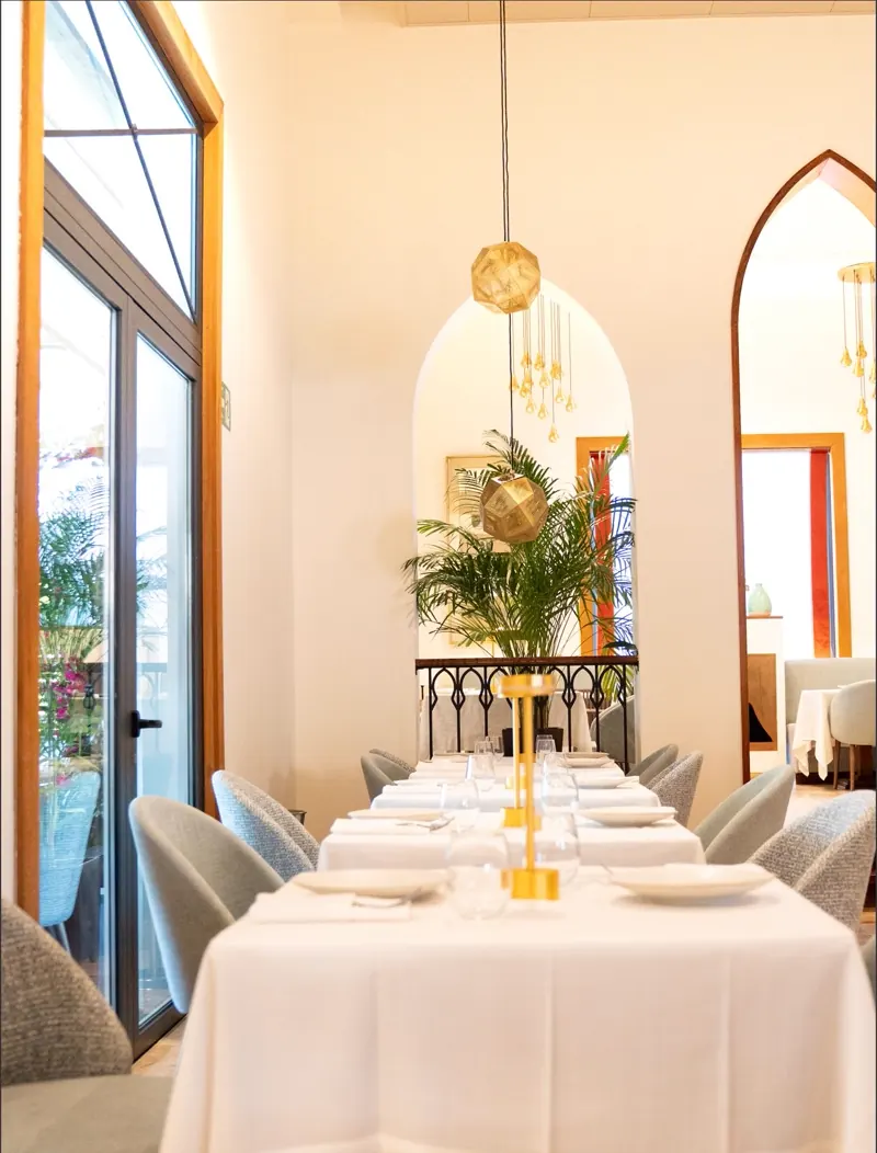 Vista del salón interior con arcos y palmeras en du Liban, La Moraleja