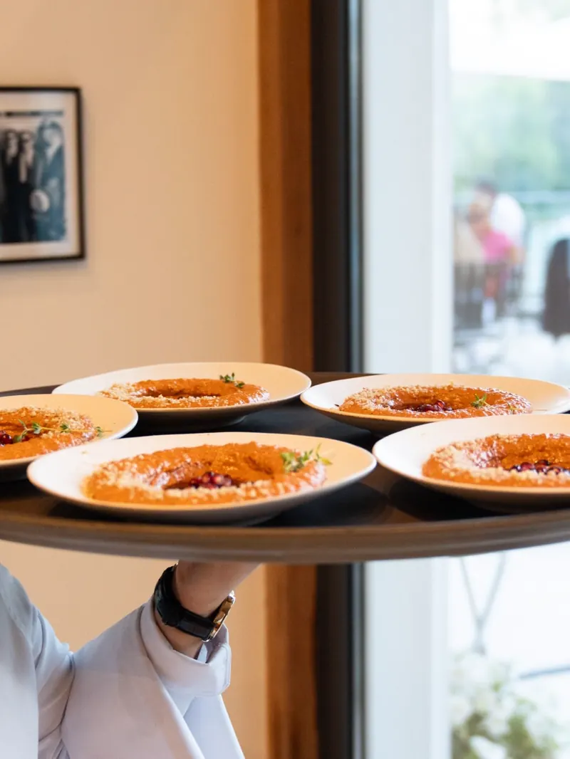 Bandeja de platos de mezze lista para servir — du Liban, Plaza de la Moraleja