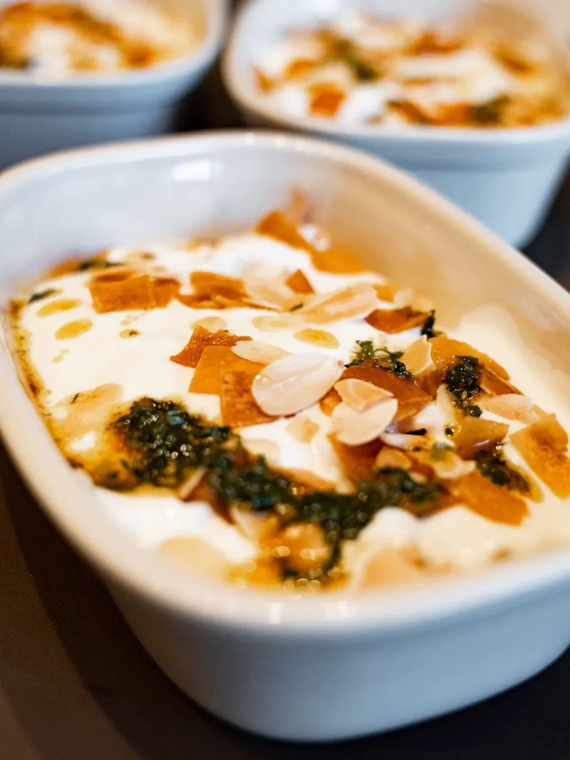 Fatteh Djaj con yogur, pan frito y almendras en du Liban, La Moraleja