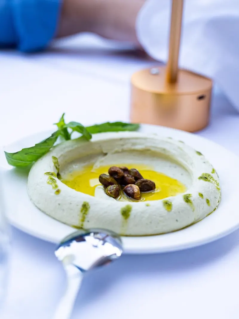 Plato libanés servido en la terraza — du Liban, Plaza de la Moraleja