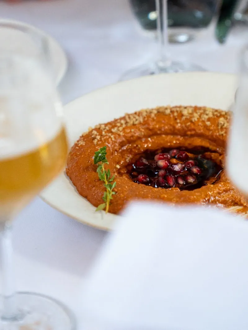 Mezze servido al aire libre — du Liban, Plaza de la Moraleja