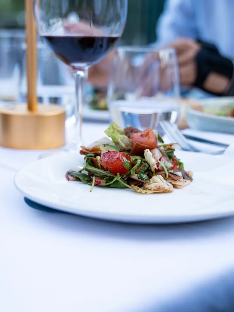 Fattoush con pan frito, tomate y rábano en du Liban, La Moraleja