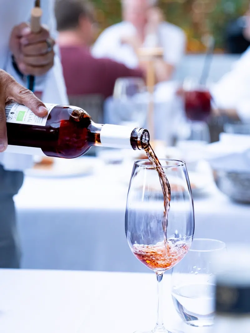 Camarero sirviendo vino rosado en la terraza en du Liban, La Moraleja