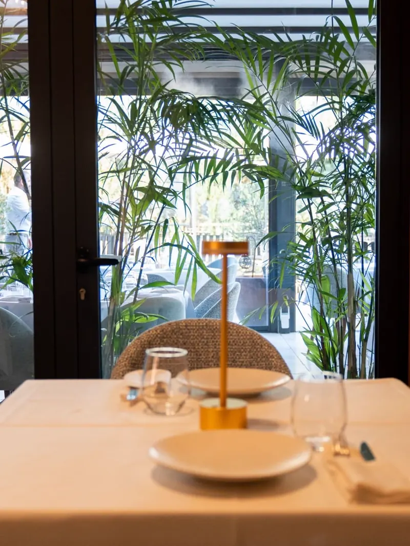 Mesa preparada en el salón interior — du Liban, Plaza de la Moraleja
