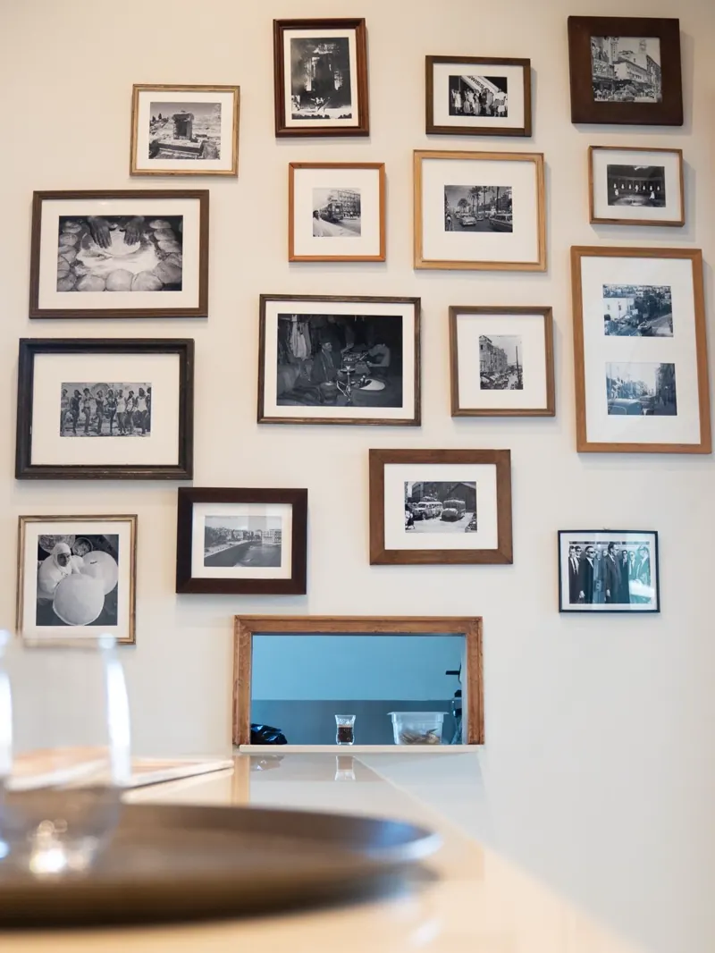 Galería de fotografías en blanco y negro del interior — du Liban, Plaza de la Moraleja