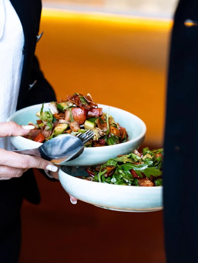 Ensaladas libanesas recién servidas en el restaurante libanés du Liban de Alcobendas