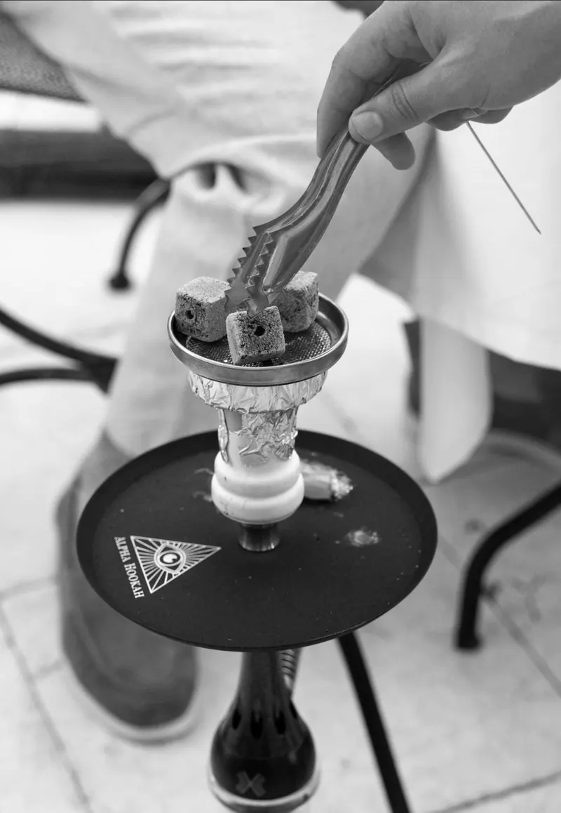 Carbones de shisha en la terraza en du Liban, La Moraleja
