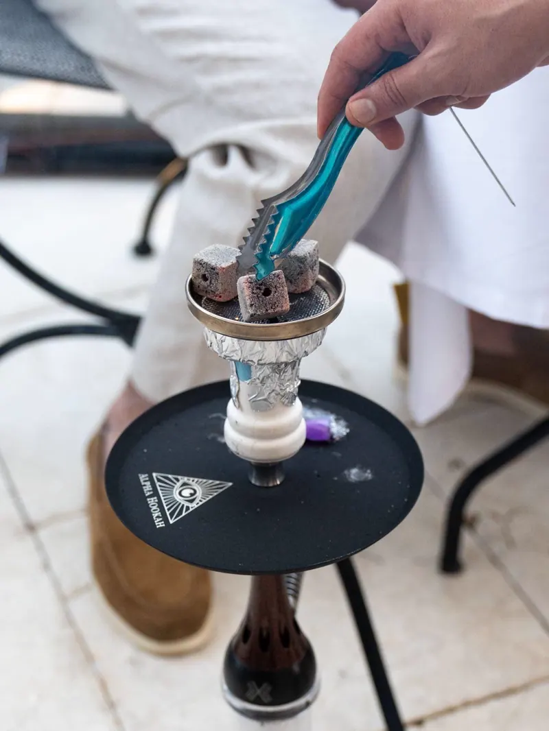 Preparando los carbones de la shisha — du Liban, Plaza de la Moraleja