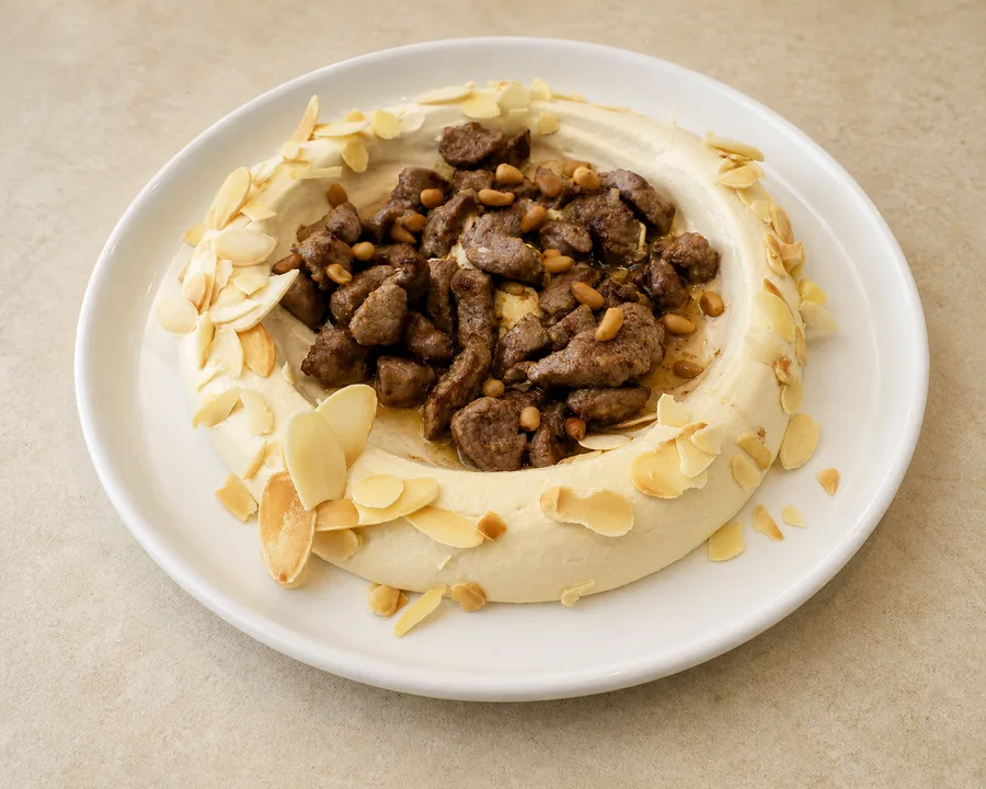 Hummus Lahme con carne y piñones — du Liban, Plaza de la Moraleja