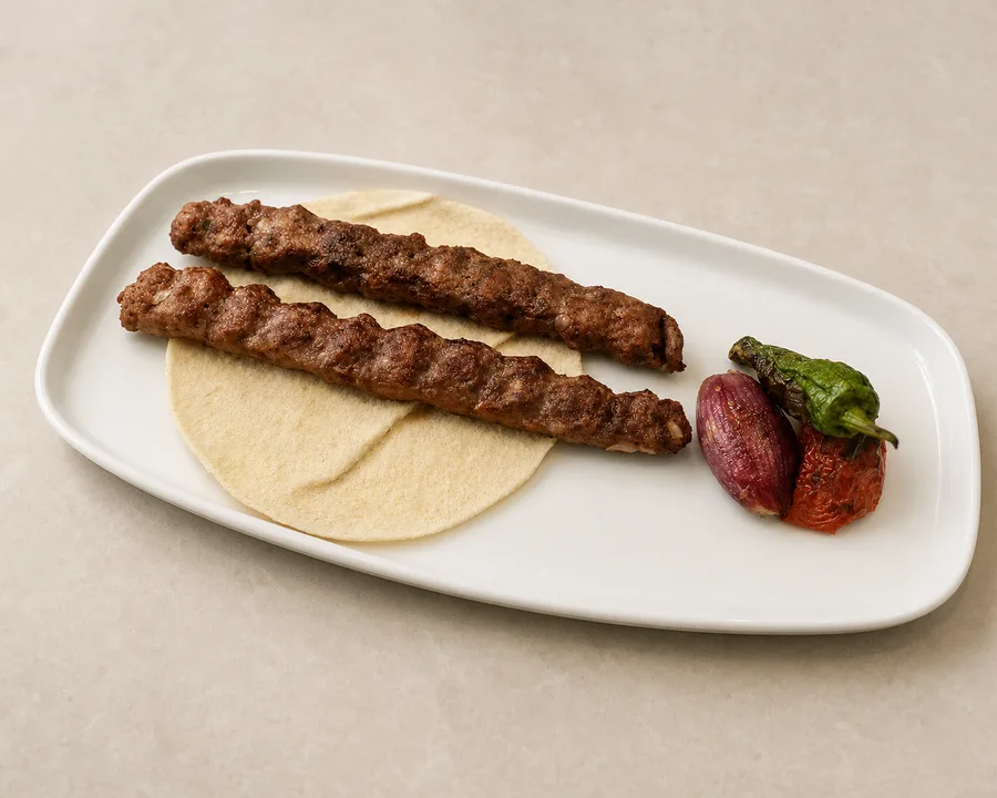 Kabab de cordero recién hecho en el restaurante libanés du Liban de Alcobendas