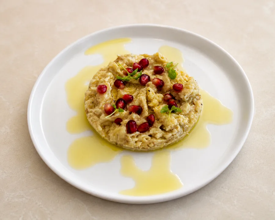 Moutabal con granos de granada y aceite de oliva en du Liban, La Moraleja
