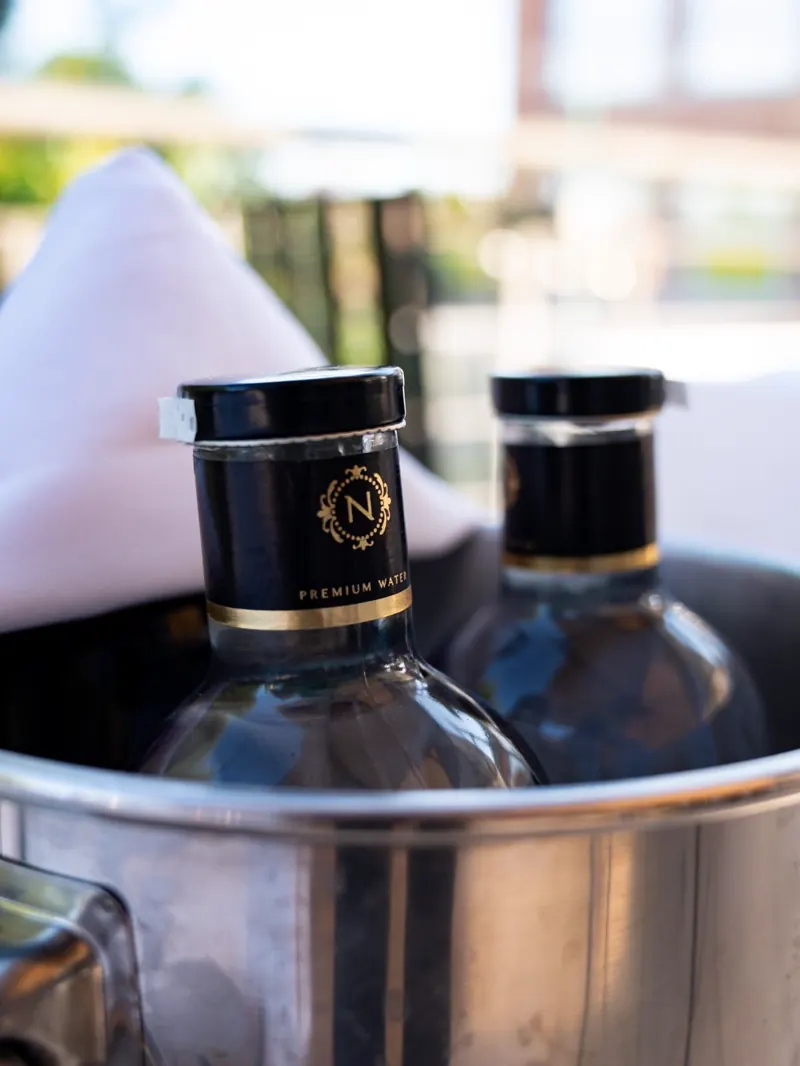 Botellas de agua premium en la terraza en el restaurante libanés du Liban de Alcobendas