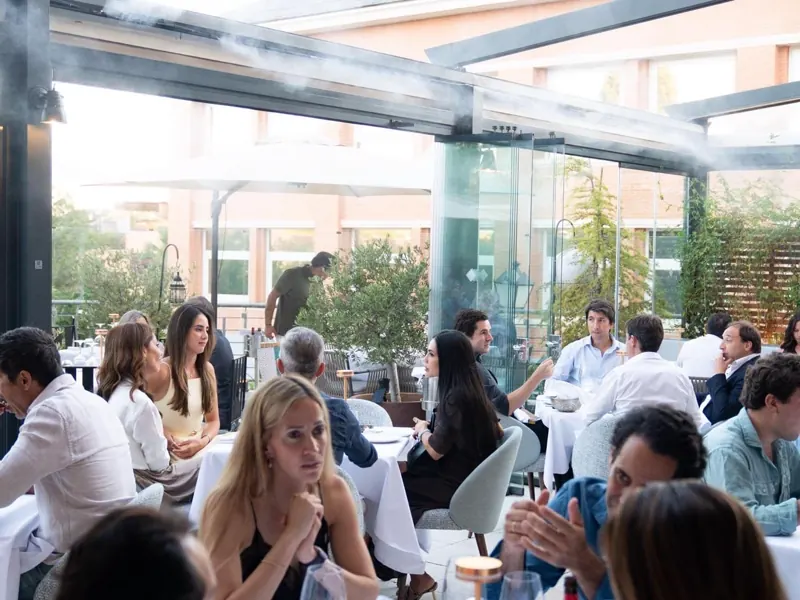 Terraza de du Liban con clientes disfrutando