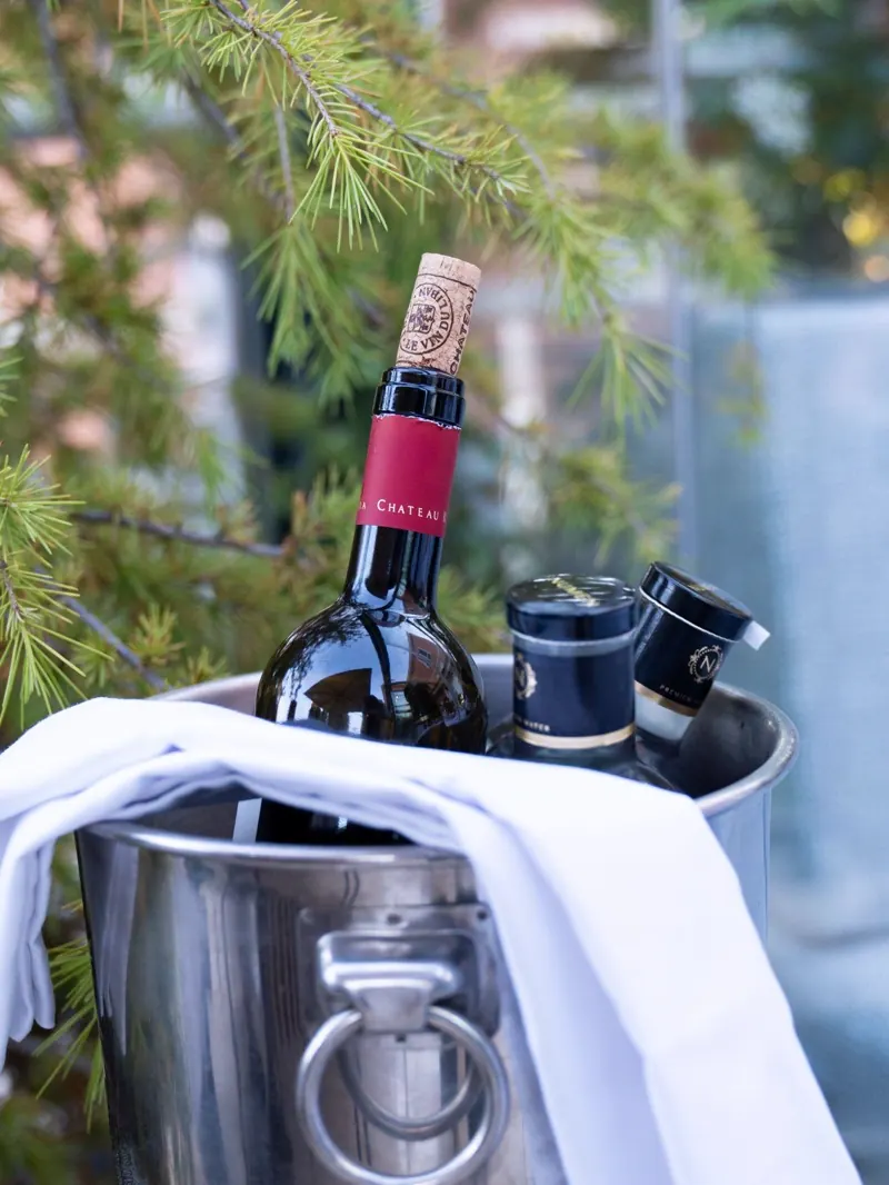 Vino y agua premium enfriándose en cubitera en du Liban, La Moraleja
